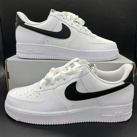 air force mit silbernen nike zeichen|Nike Air Force 1 schuhe.